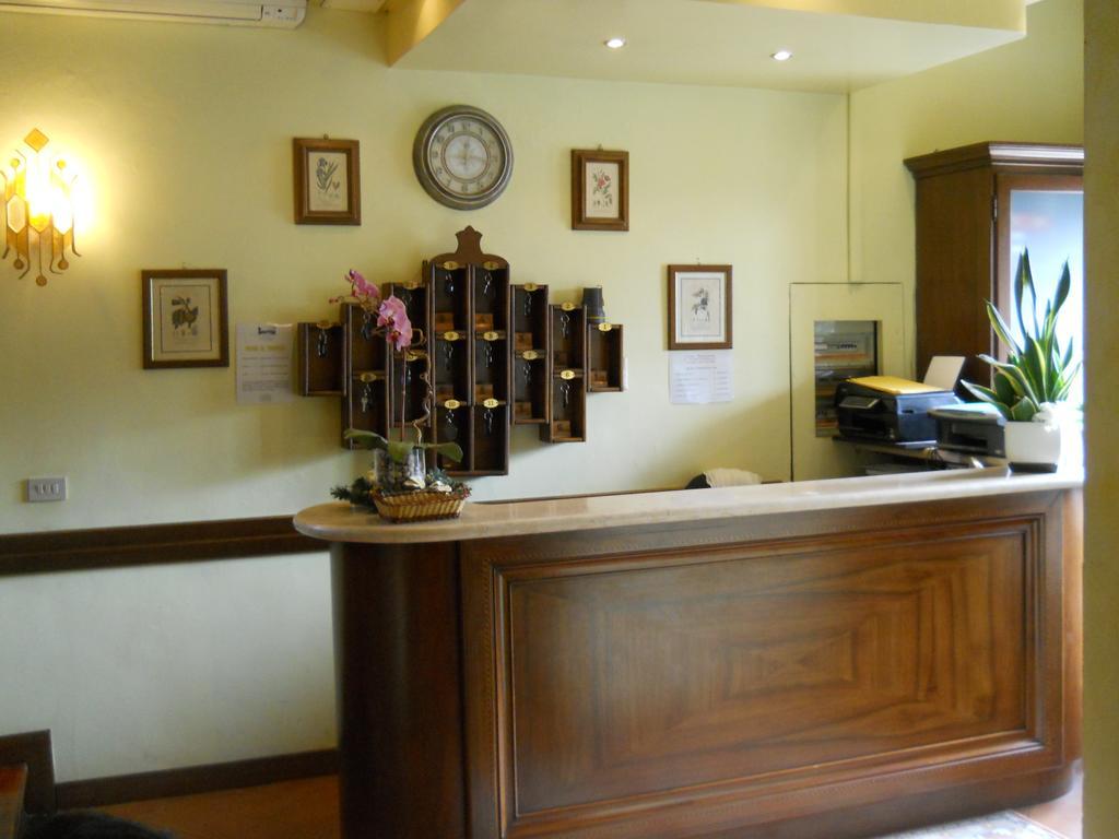 Hotel Il Rustichello Лонато Экстерьер фото