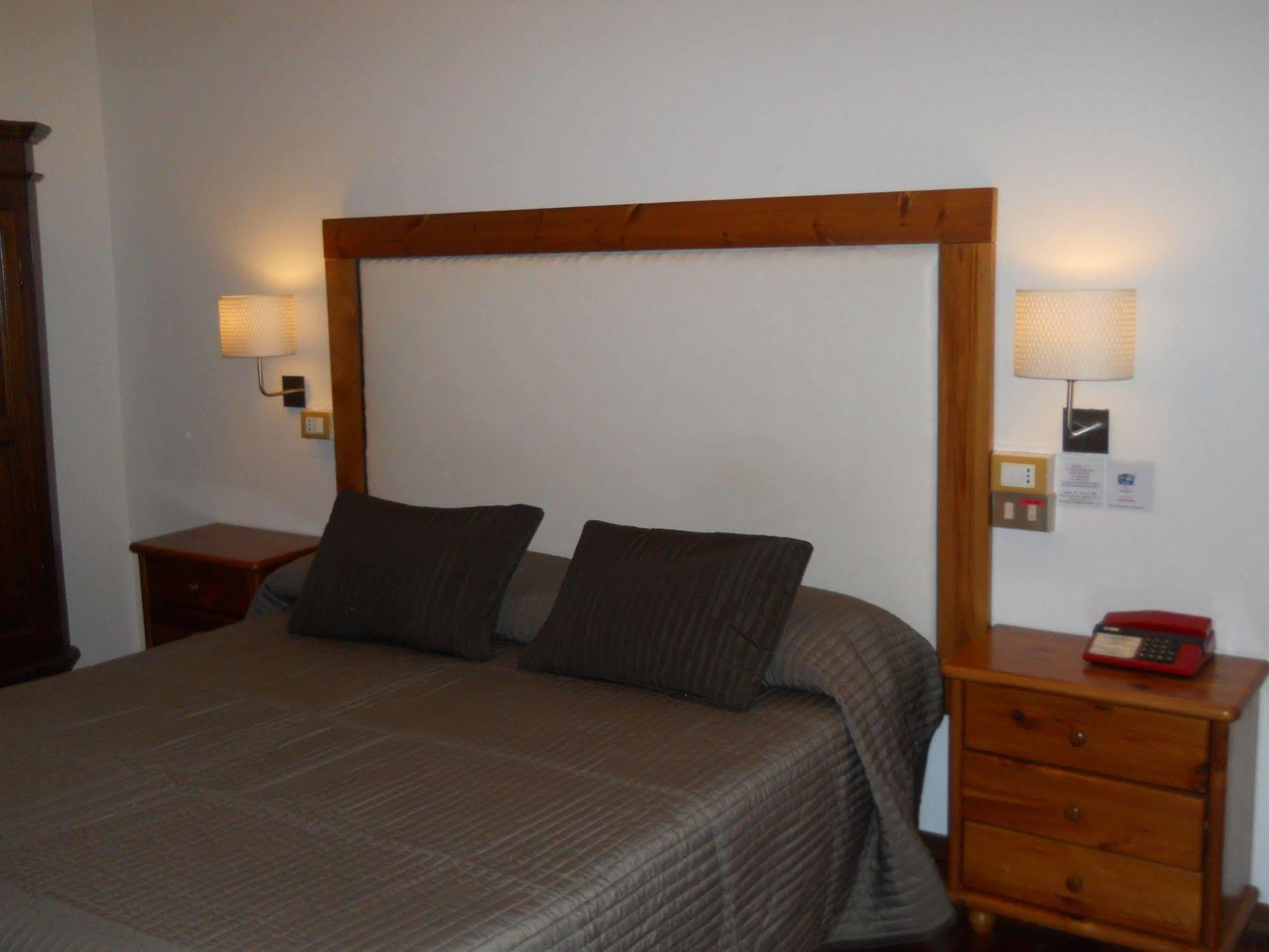 Hotel Il Rustichello Лонато Экстерьер фото