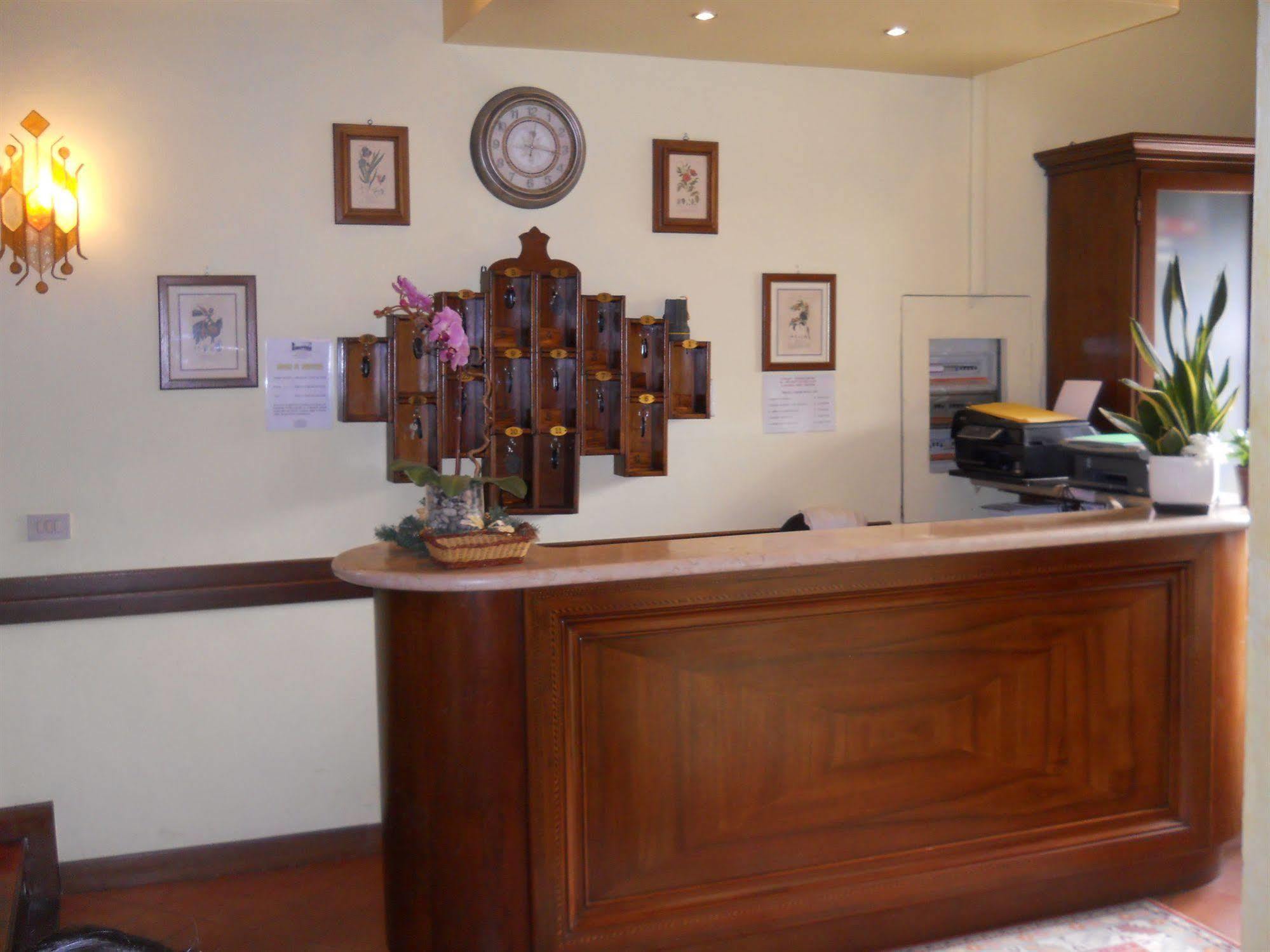 Hotel Il Rustichello Лонато Экстерьер фото