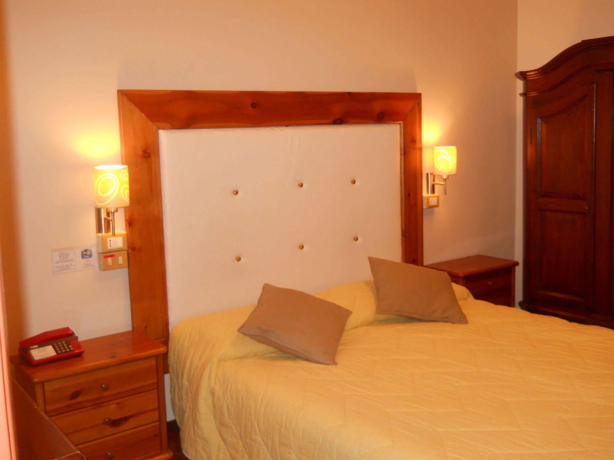 Hotel Il Rustichello Лонато Экстерьер фото